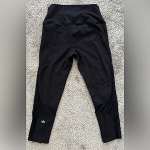 ALO Yoga High Waisted Coast Cropped Capri Leggings with Mesh, Small